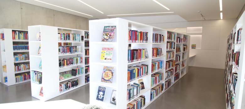 Bücherregale in der Stadtbücherei Baumholder