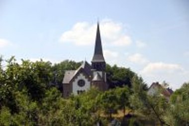 Die evangelische Kirche in Berglangenbach von Bäumen umgeben