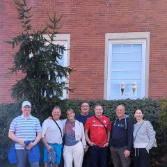 Gruppenbild vor dem Friendship Tree an der City hall Delaware