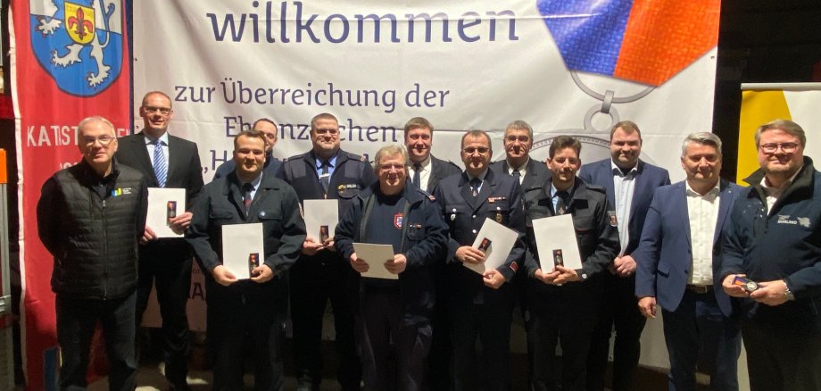 Auch Führungskräfte der Freiwilligen Feuerwehr aus der Verbandsgemeinde Baumholder wurden für ihren Einsatz beim Pfingsthochwasser 2024 im Saarland geehrt. Innenstaatssekretär Torsten Lang (rechts) überreichte die Medaillen und Urkunden zusammen mit den Landräten der Landkreise St. Wendel und Birkenfeld, Udo Recktenwald (links) und Miroslaw Kowalski (Zweiter von rechts).