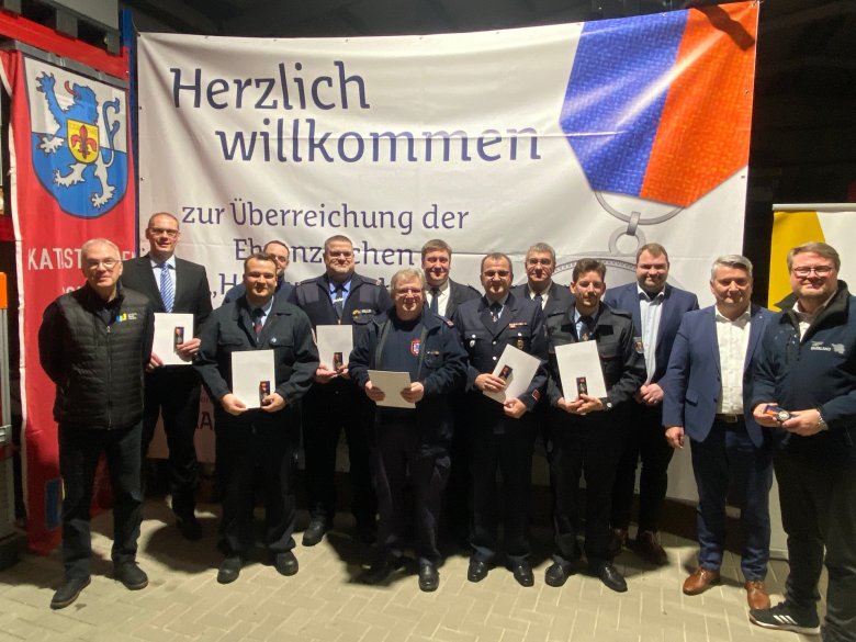 Auch Führungskräfte der Freiwilligen Feuerwehr aus der Verbandsgemeinde Baumholder wurden für ihren Einsatz beim Pfingsthochwasser 2024 im Saarland geehrt. Innenstaatssekretär Torsten Lang (rechts) überreichte die Medaillen und Urkunden zusammen mit den Landräten der Landkreise St. Wendel und Birkenfeld, Udo Recktenwald (links) und Miroslaw Kowalski (Zweiter von rechts).